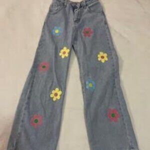 Shein flower jean ┃FLOWERS NOT ON BACK┃Adjusted on back ┃Sizes:9-10